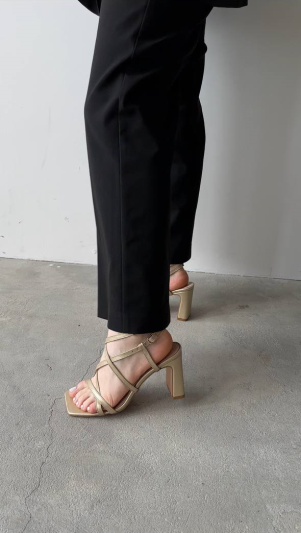 Босоніжки на підборах Baizy