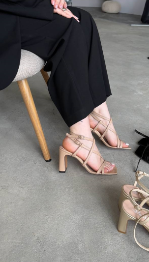 Босоніжки на підборах Baizy