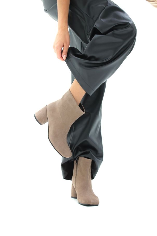 Черевики на підборі замшеві