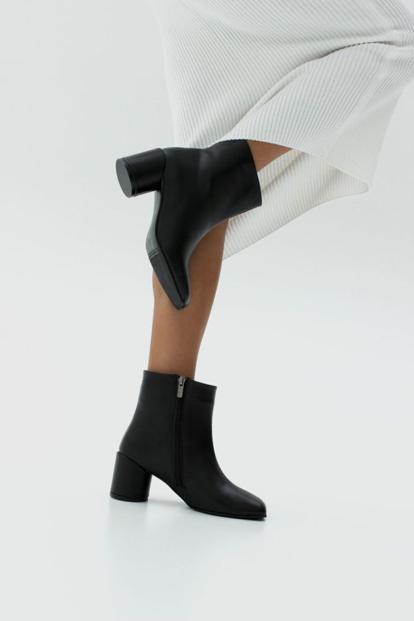 Черевики на підборі шкіряні